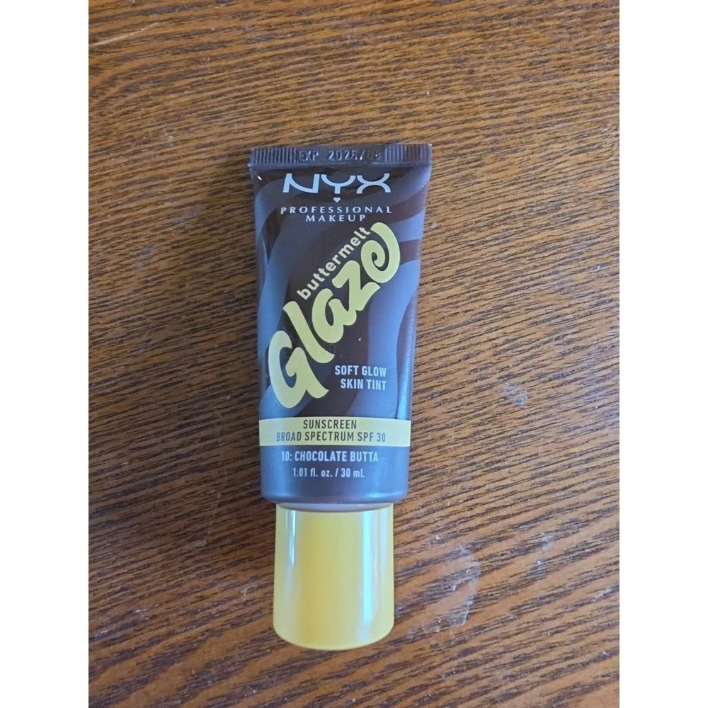 1 NYX Buttermelt Glaze‎ Soft Glow Skin Tint SPF 30 Chocolate Butta